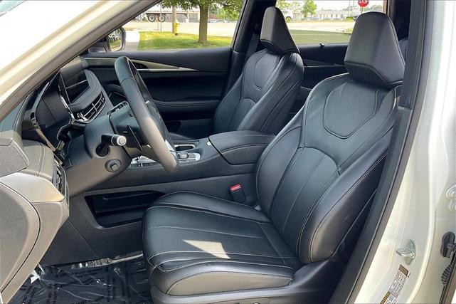 Photo of 2025 Majestic White INFINITI QX60