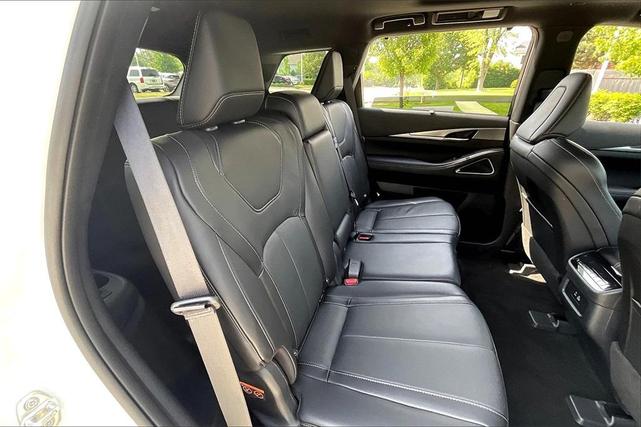 Photo of 2025 Majestic White INFINITI QX60