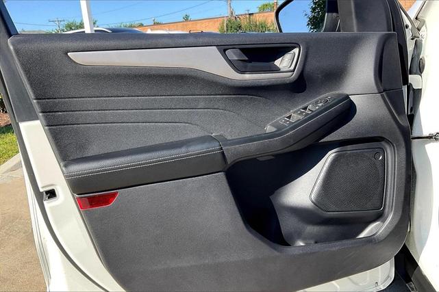 Photo of 2022 Star White Ford Escape