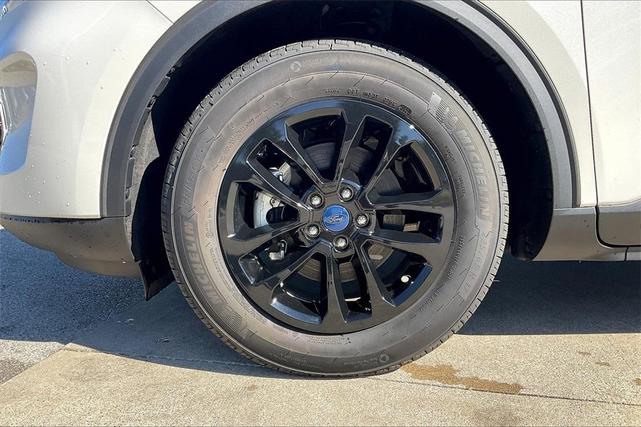 Photo of 2022 Star White Ford Escape