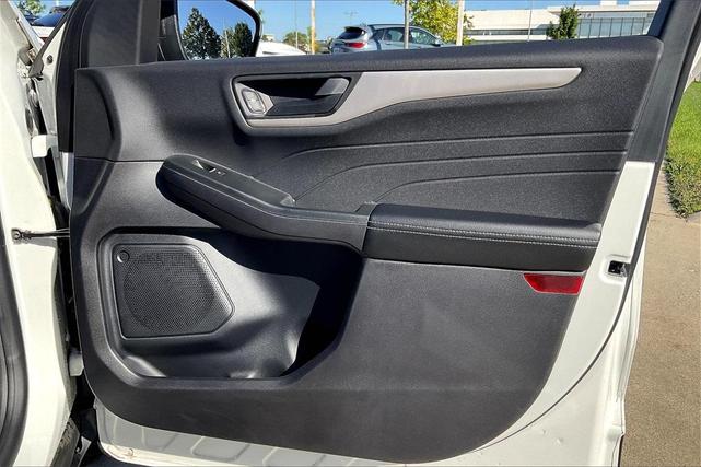 Photo of 2022 Star White Ford Escape