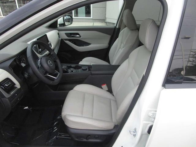 Photo of 2021 Pearl White Tricoat Nissan Rogue