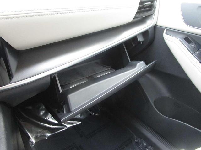 Photo of 2021 Pearl White Tricoat Nissan Rogue
