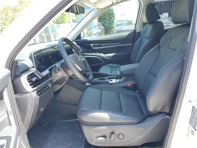 Photo of 2025 Glacial White Pearl Kia Telluride