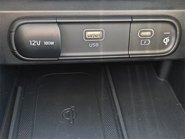 Photo of 2025 Glacial White Pearl Kia Telluride