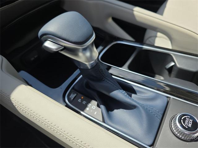 Photo of 2025 Glacial White Pearl Kia Telluride