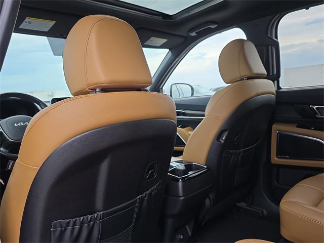 Photo of 2022 Glacial White Pearl Kia Telluride