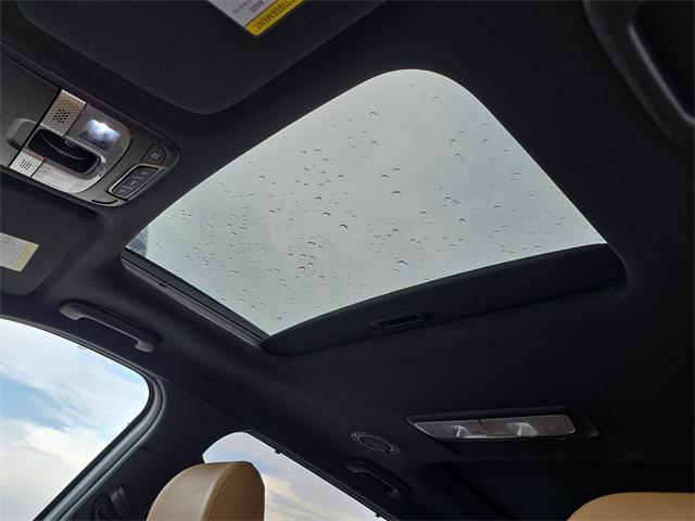 Photo of 2022 Glacial White Pearl Kia Telluride