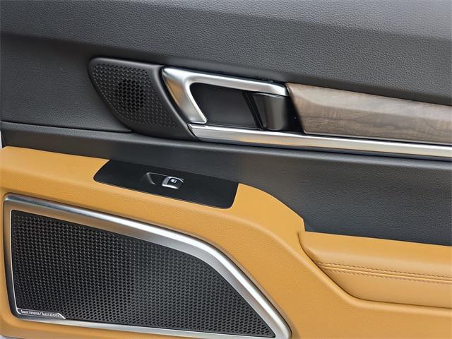 Photo of 2022 Glacial White Pearl Kia Telluride