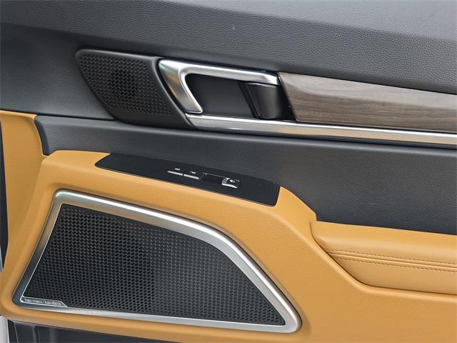 Photo of 2022 Glacial White Pearl Kia Telluride