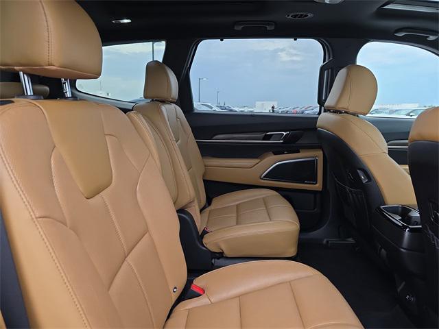 Photo of 2022 Glacial White Pearl Kia Telluride