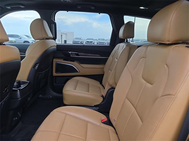 Photo of 2022 Glacial White Pearl Kia Telluride