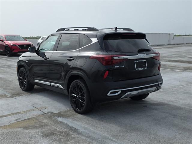 Photo of 2022 Cherry Black Kia Seltos