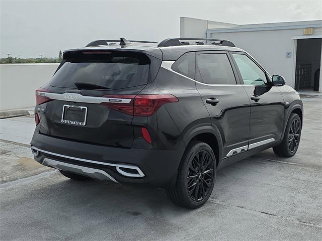 Photo of 2022 Cherry Black Kia Seltos