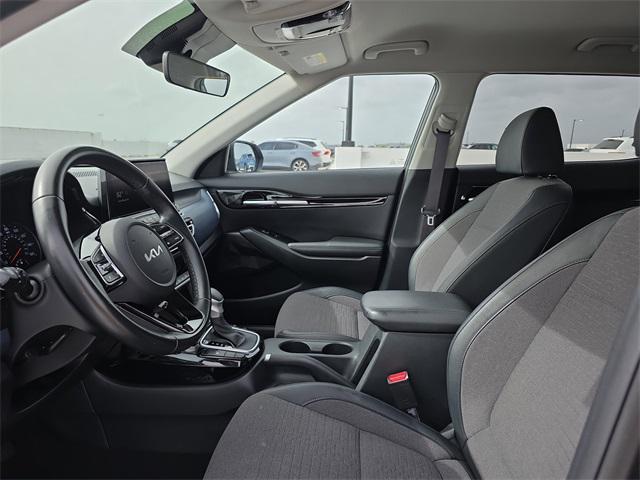 Photo of 2022 Cherry Black Kia Seltos