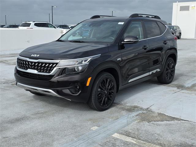 Photo of 2022 Cherry Black Kia Seltos