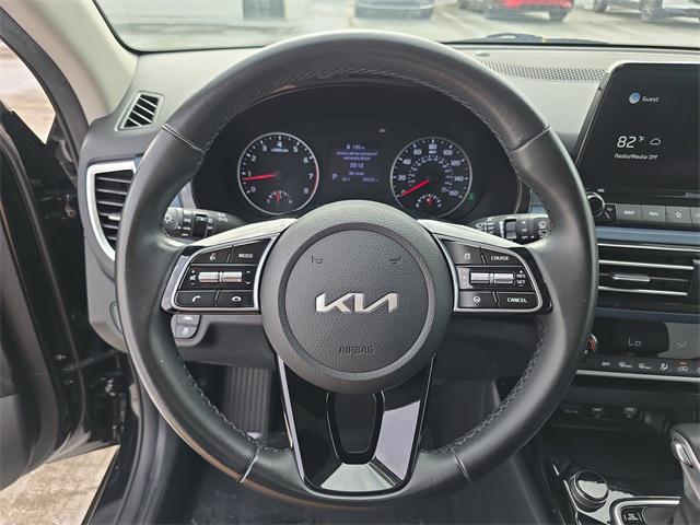 Photo of 2022 Cherry Black Kia Seltos