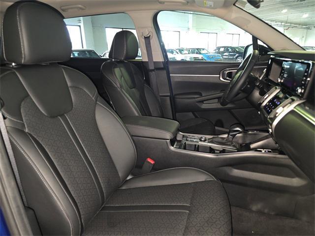 Photo of 2023 Sapphire Blue Kia Sorento