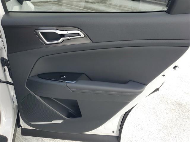 Photo of 2024 Glacial White Pearl Kia Sportage