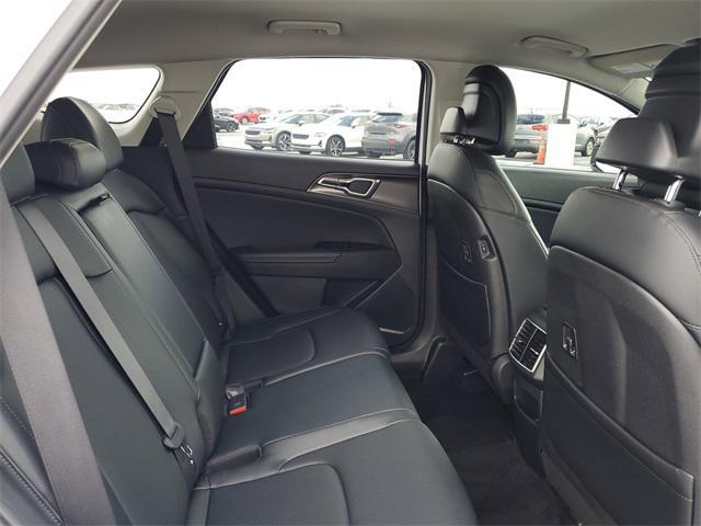 Photo of 2024 Glacial White Pearl Kia Sportage