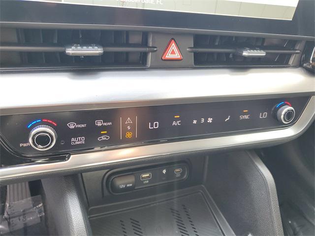 Photo of 2024 Glacial White Pearl Kia Sportage