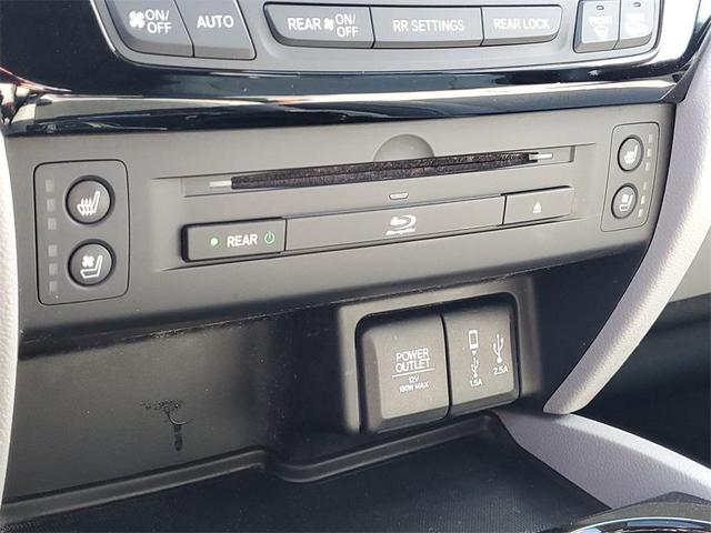 Photo of 2018 Lunar Silver Metallic Honda Pilot