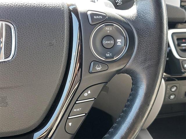 Photo of 2018 Lunar Silver Metallic Honda Pilot