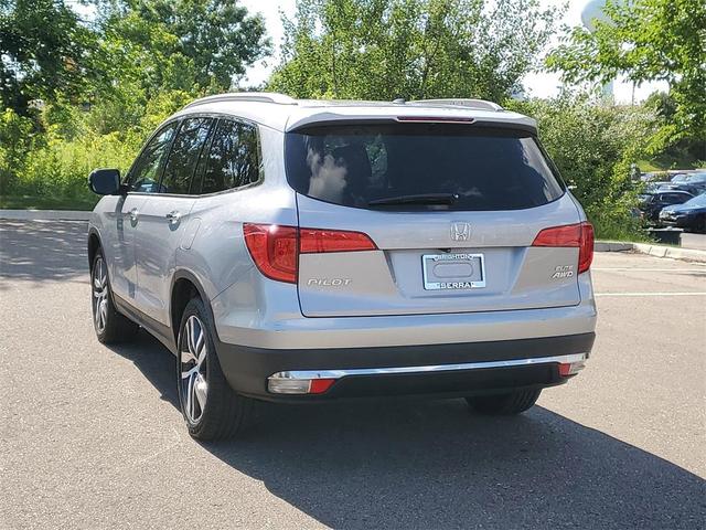 Photo of 2018 Lunar Silver Metallic Honda Pilot