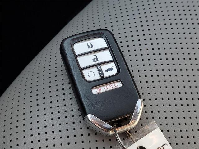 Photo of 2018 Lunar Silver Metallic Honda Pilot