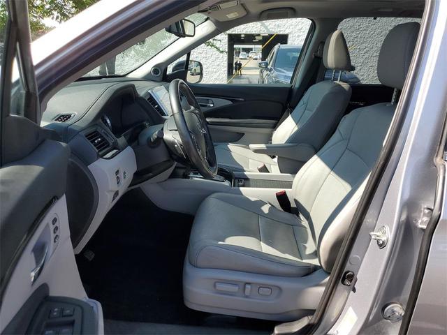 Photo of 2018 Lunar Silver Metallic Honda Pilot