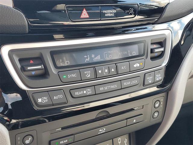 Photo of 2018 Lunar Silver Metallic Honda Pilot