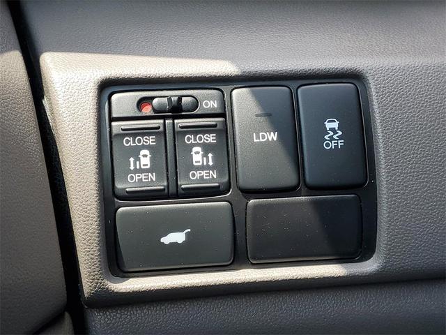 Photo of 2016 Crystal Black Pearl Honda Odyssey