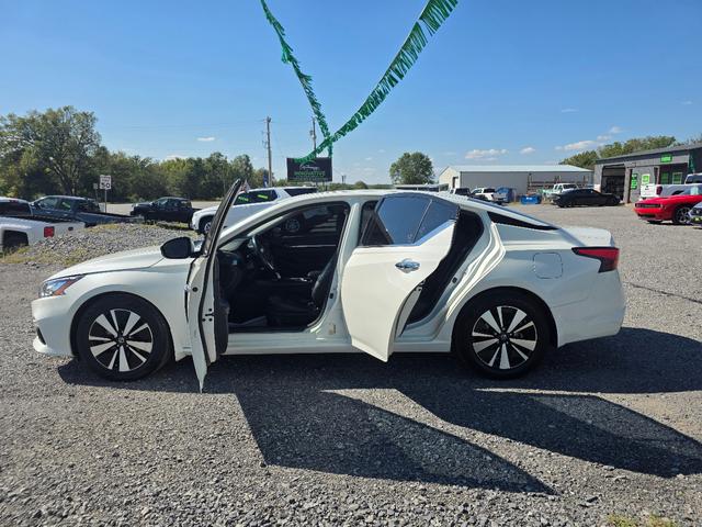 Photo of 2021 WHITE Nissan Altima