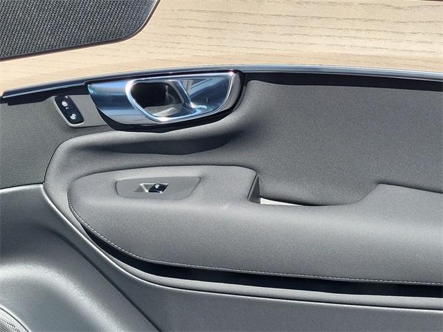 Photo of 2025 White Volvo XC90