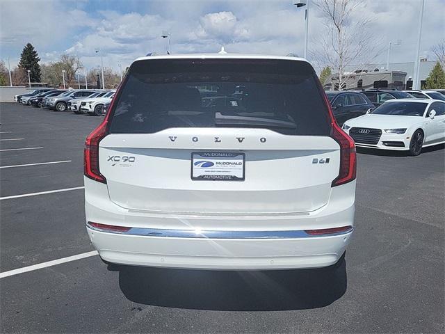 Photo of 2025 Crystal White Volvo XC90