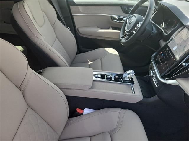 Photo of 2025 Crystal White Volvo XC90