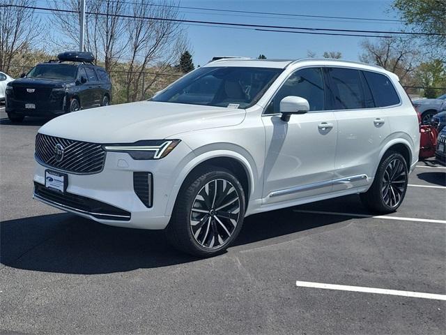 Photo of 2025 Crystal White Volvo XC90