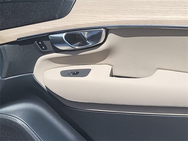 Photo of 2025 Crystal White Volvo XC90