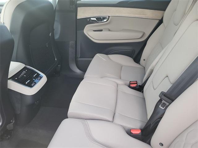 Photo of 2025 Crystal White Volvo XC90