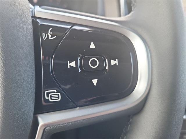 Photo of 2025 Crystal White Volvo XC90