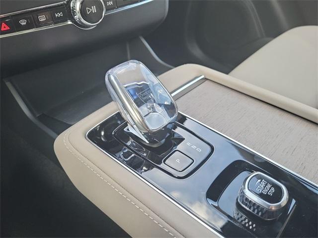 Photo of 2025 Crystal White Volvo XC90