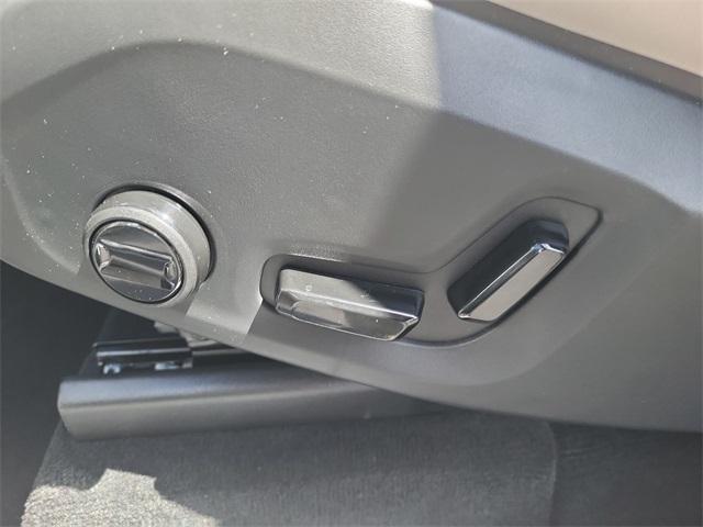 Photo of 2025 Crystal White Volvo XC90