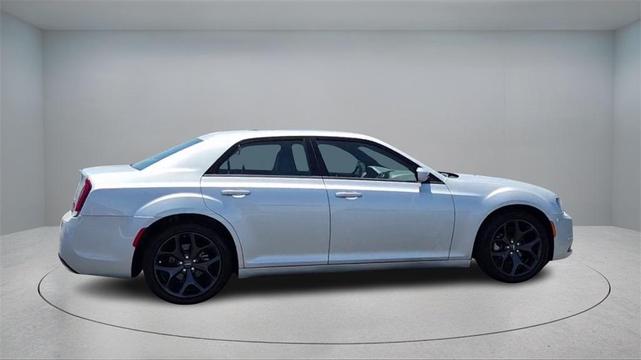 Photo of 2023 Silver Mist Clearcoat Chrysler 300