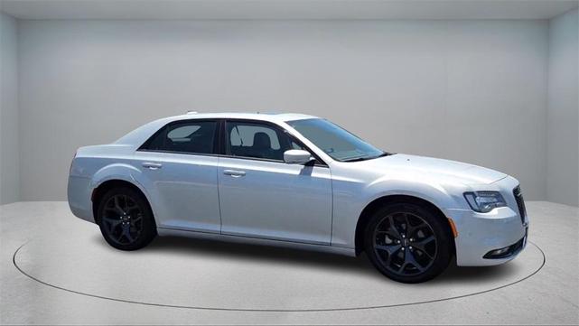 Photo of 2023 Silver Mist Clearcoat Chrysler 300