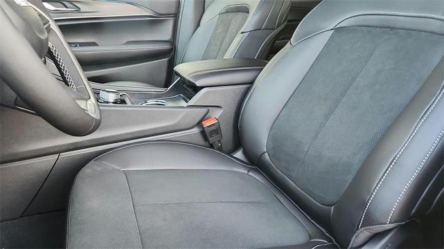 Photo of 2025 Diamond Black Jeep Grand Cherokee L