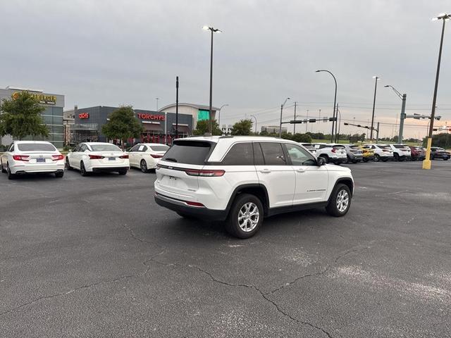 Photo of 2023 Bright White Clearcoat Jeep Grand Cherokee