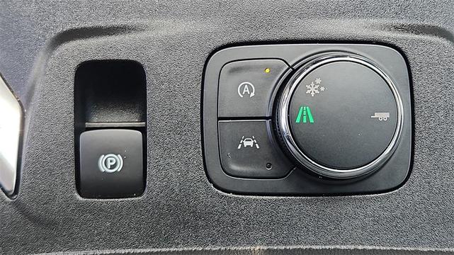 Photo of 2023 Summit White Chevrolet Traverse