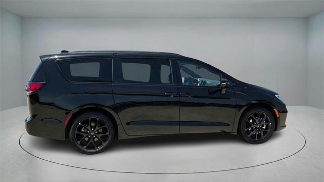 Photo of 2025 Diamond Black Chrysler Pacifica