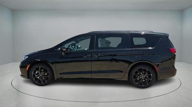 Photo of 2025 Diamond Black Chrysler Pacifica