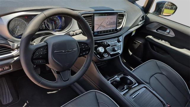 Photo of 2025 Diamond Black Chrysler Pacifica